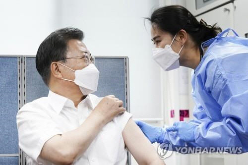 문재인 대통령이 지난달 23일 오전 서울 종로구보건소에서 아스트라제네카(AZ)사의 코로나19 백신을 맞고 있는 모습. [연합뉴스]